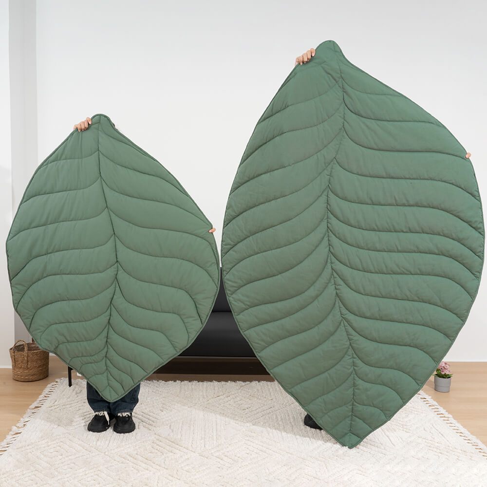 Extra-large leaf-shaped dog blanket