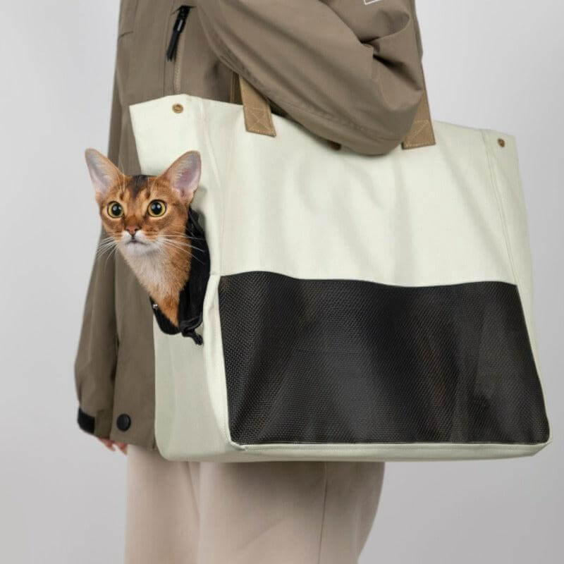 Lightweight pet carrier bag, breathable portable single-shoulder cat carrier bag.