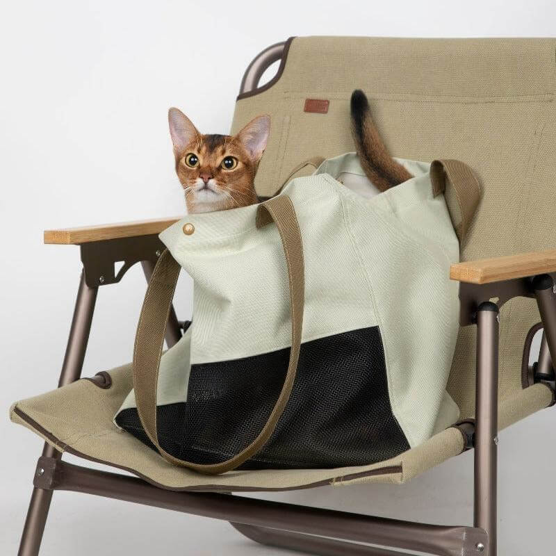 Lightweight pet carrier bag, breathable portable single-shoulder cat carrier bag.