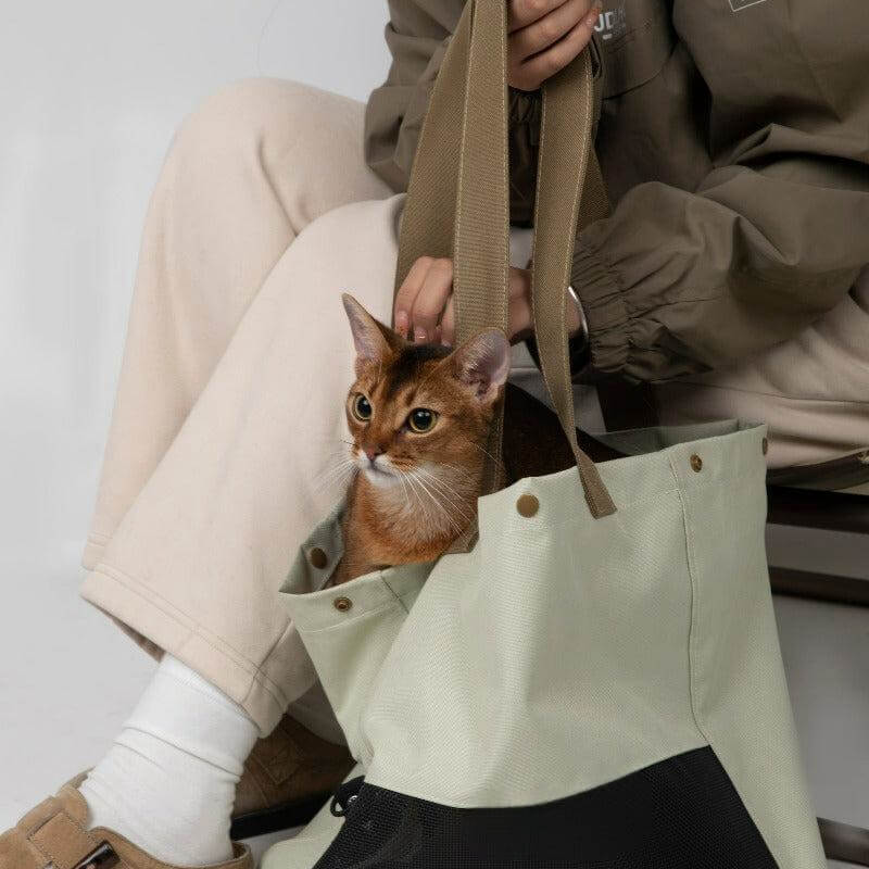 Lightweight pet carrier bag, breathable portable single-shoulder cat carrier bag.