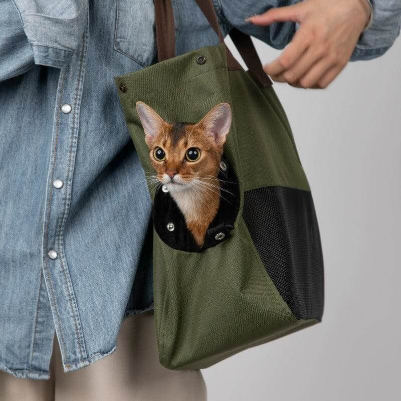 Lightweight pet carrier bag, breathable portable single-shoulder cat carrier bag.
