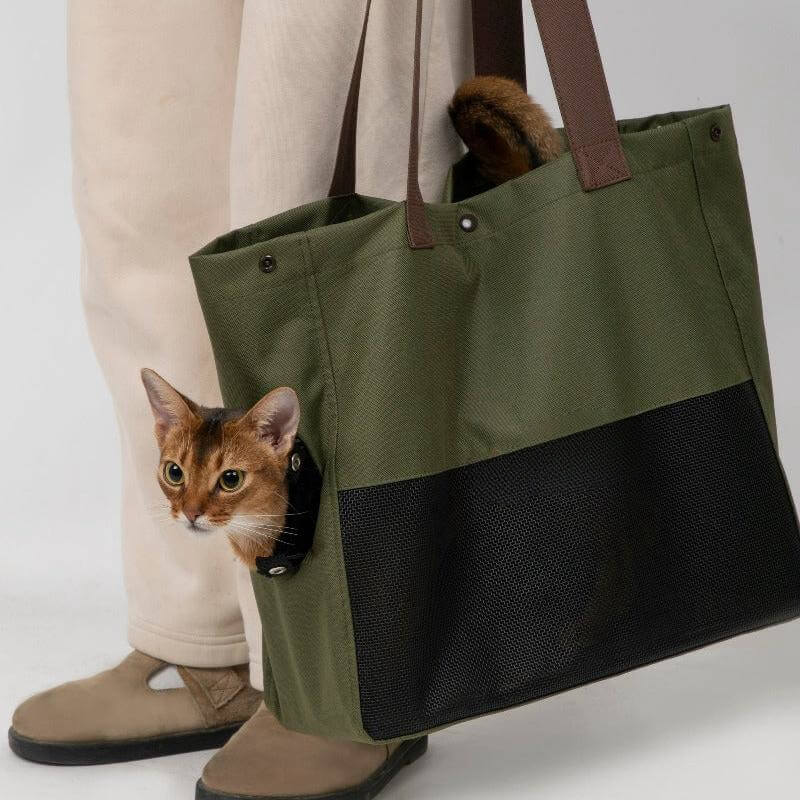 Lightweight pet carrier bag, breathable portable single-shoulder cat carrier bag.