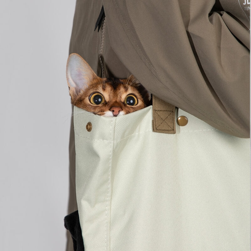Lightweight pet carrier bag, breathable portable single-shoulder cat carrier bag.