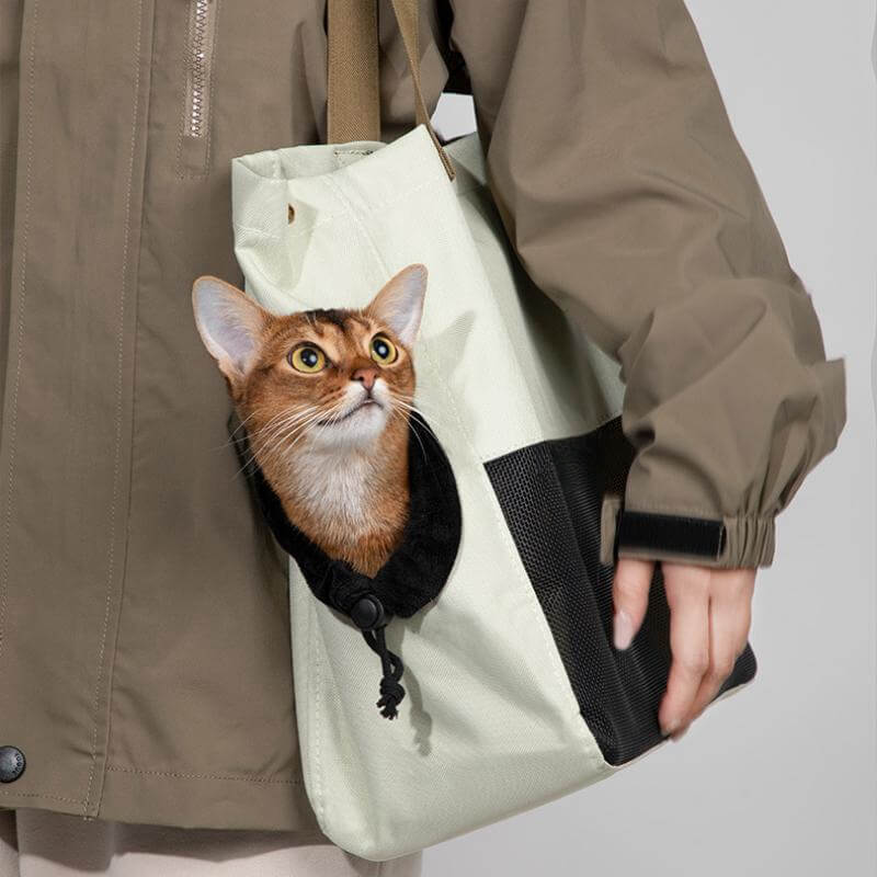 Lightweight pet carrier bag, breathable portable single-shoulder cat carrier bag.